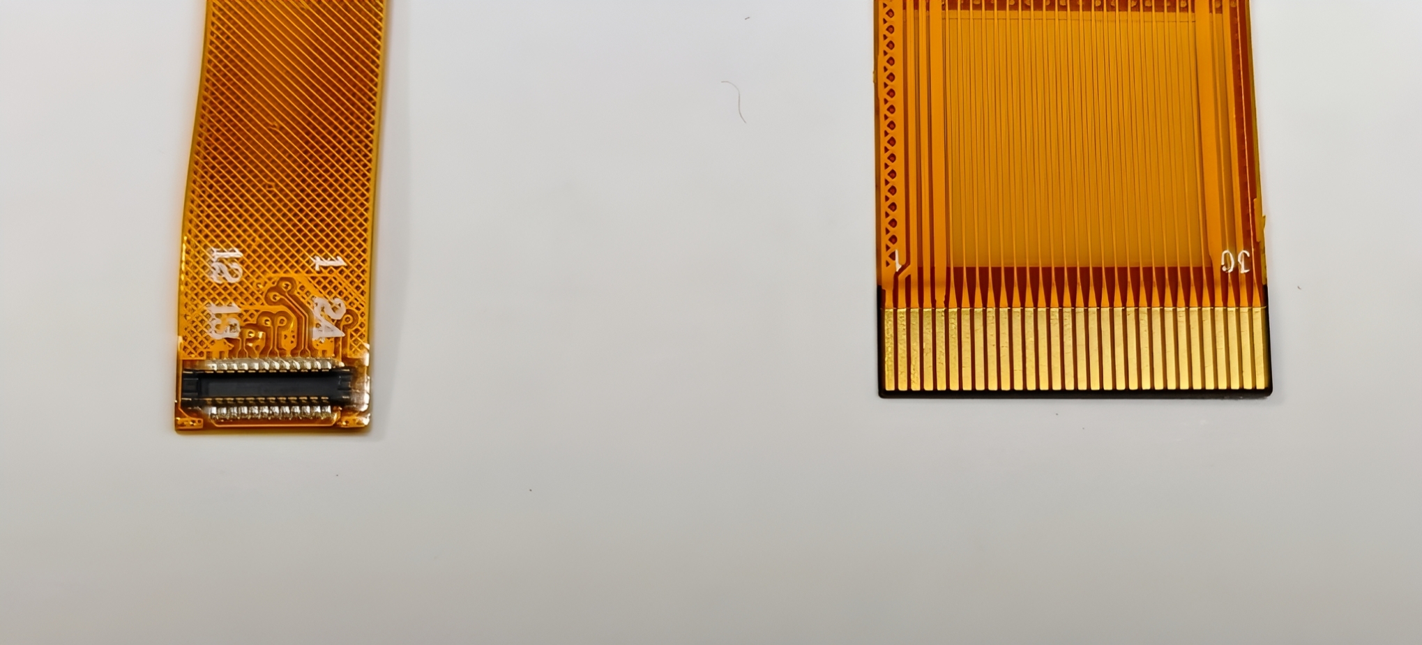 Onko parempi käyttää B TO B -liitintä tai kultasormipistoketta joustaviin näyttökaapeleihin?