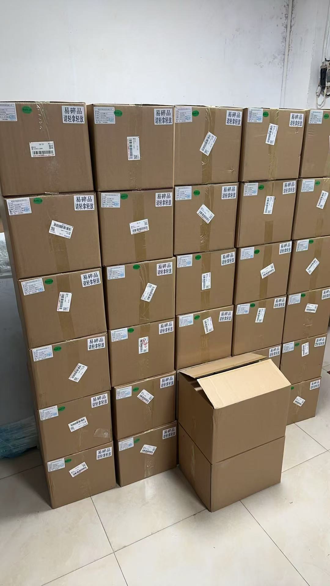 20 000 3,5 tuuman LCD-näyttöä toimitettu singaporelaiselle asiakkaalle ajallaan.